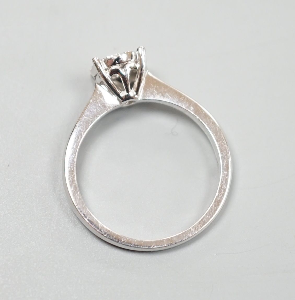A modern 750 white metal and ten stone diamond set circular cluster ring size M, gross weight 3.3 grams